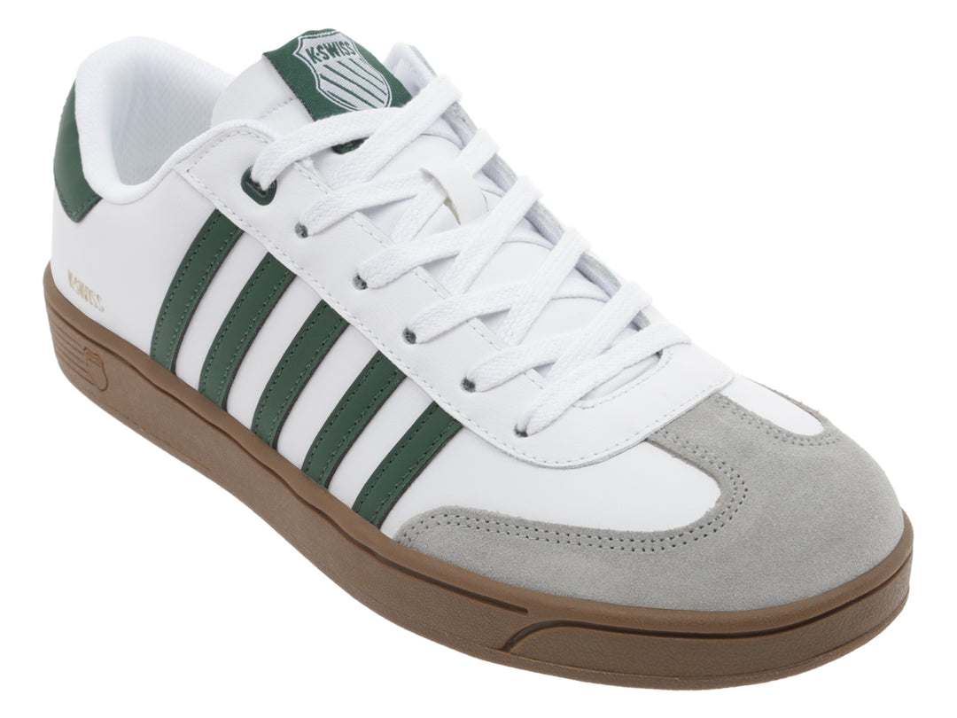 Tenis K-Swiss Francis Court color blanco con franjas laterales verdes, punta gris y suela color café.