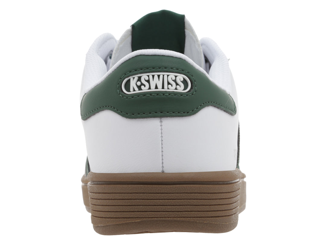 Tenis K-Swiss Francis Court color blanco con franjas laterales verdes, punta gris y suela color café.