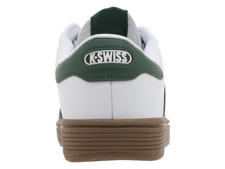 Tenis K-Swiss Francis Court color blanco con franjas laterales verdes, punta gris y suela color café.