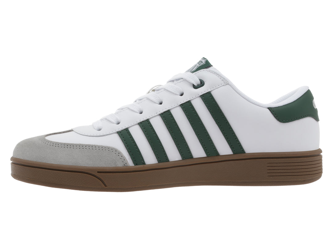 Tenis K-Swiss Francis Court color blanco con franjas laterales verdes, punta gris y suela color café.