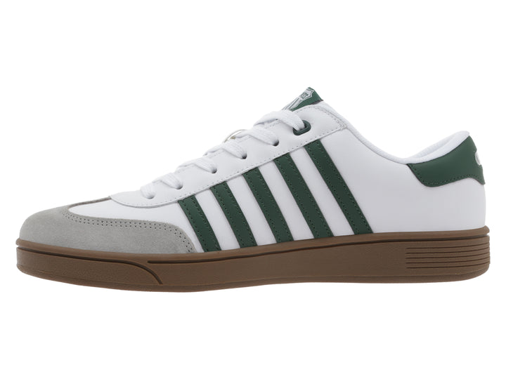 Tenis K-Swiss Francis Court color blanco con franjas laterales verdes, punta gris y suela color café.