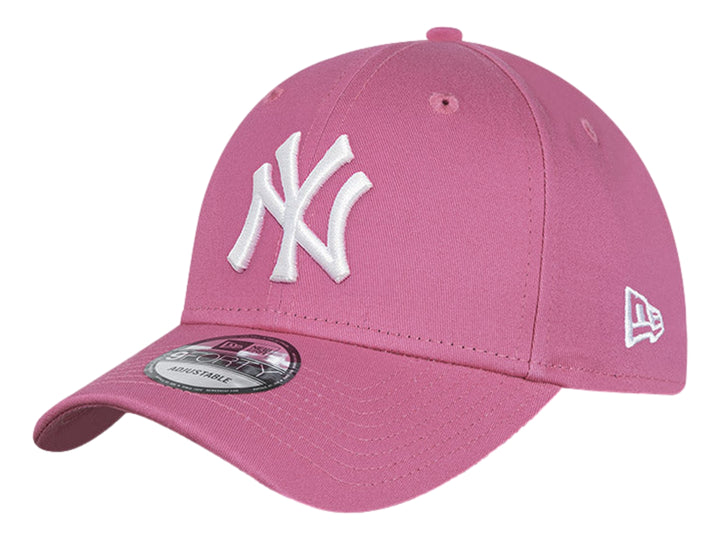 Gorra de béisbol New Era color rosa con logotipo blanco de los New York Yankees bordado al frente.