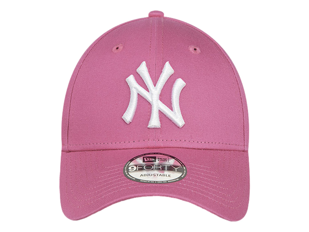 Gorra de béisbol New Era color rosa con logotipo blanco de los New York Yankees bordado al frente.