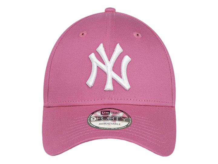 Gorra de béisbol New Era color rosa con logotipo blanco de los New York Yankees bordado al frente.