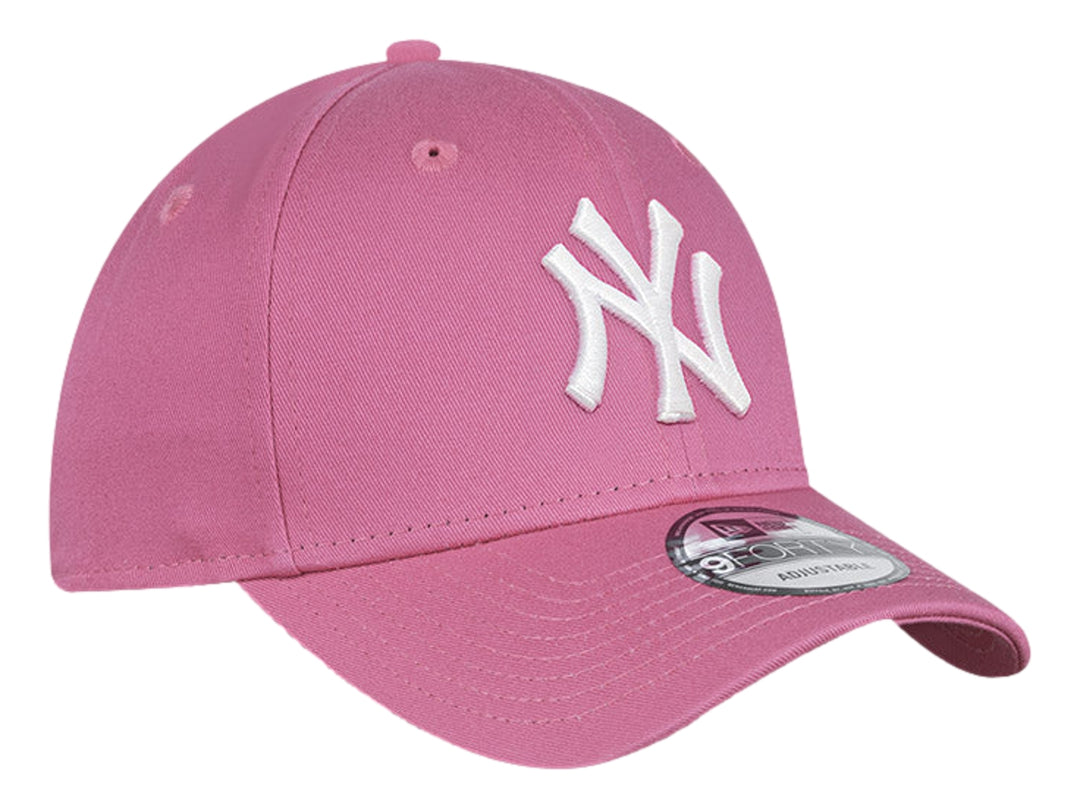 Gorra de béisbol New Era color rosa con logotipo blanco de los New York Yankees bordado al frente.