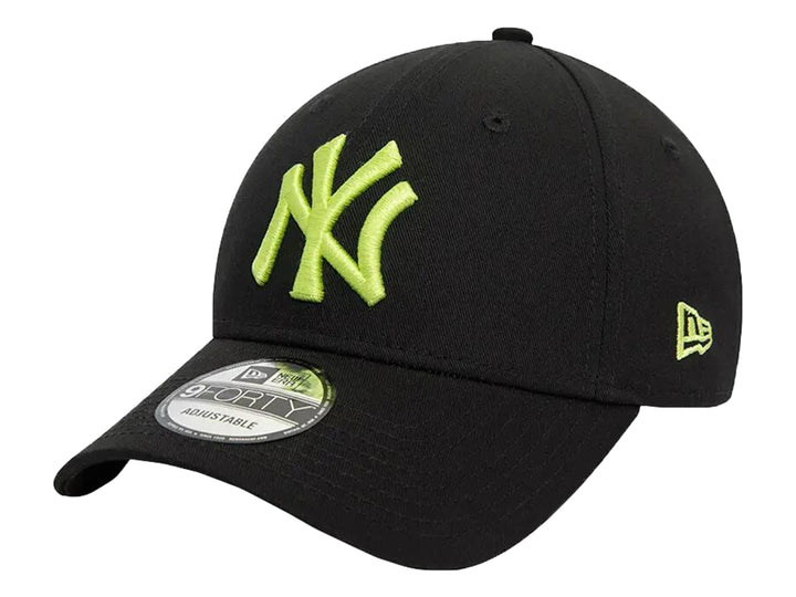 Gorra New Era negra con logotipo de los New York Yankees bordado en color amarillo y visera curva.