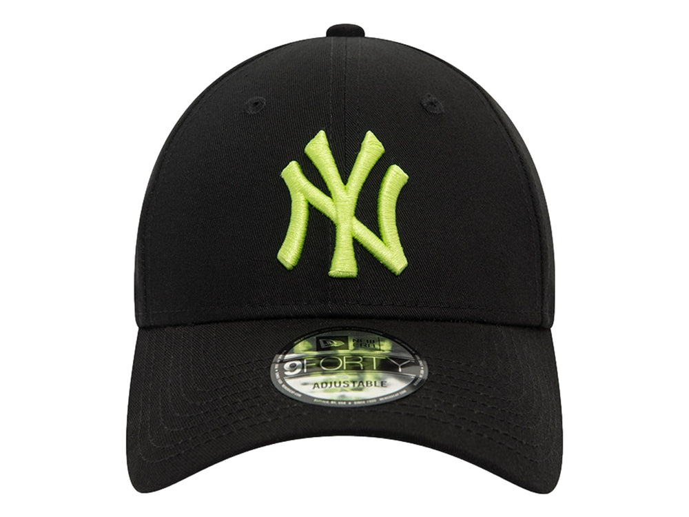 Gorra New Era negra con logotipo de los New York Yankees bordado en color amarillo y visera curva.