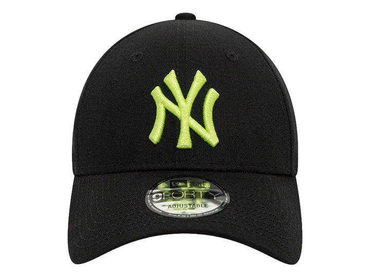 Gorra New Era negra con logotipo de los New York Yankees bordado en color amarillo y visera curva.
