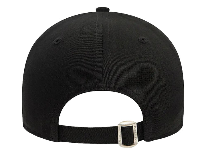 Gorra New Era negra con logotipo de los New York Yankees bordado en color amarillo y visera curva.
