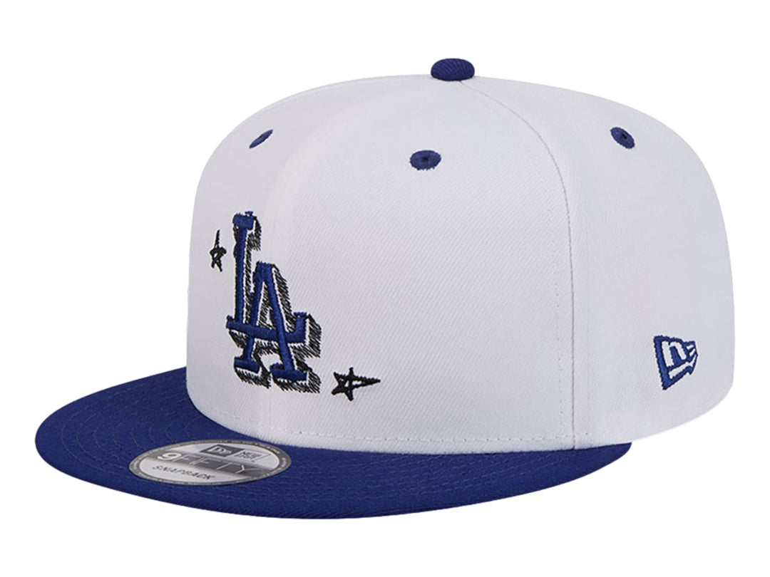 Gorra New Era blanca con visera azul y logotipo de los LA Dodgers estilo doodle.