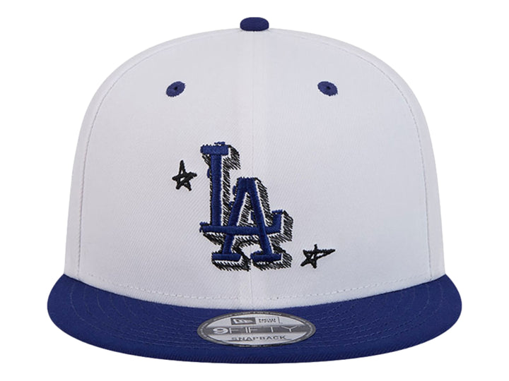 Gorra New Era blanca con visera azul y logotipo de los LA Dodgers estilo doodle.