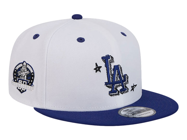 Gorra New Era blanca con visera azul y logotipo de los LA Dodgers estilo doodle.