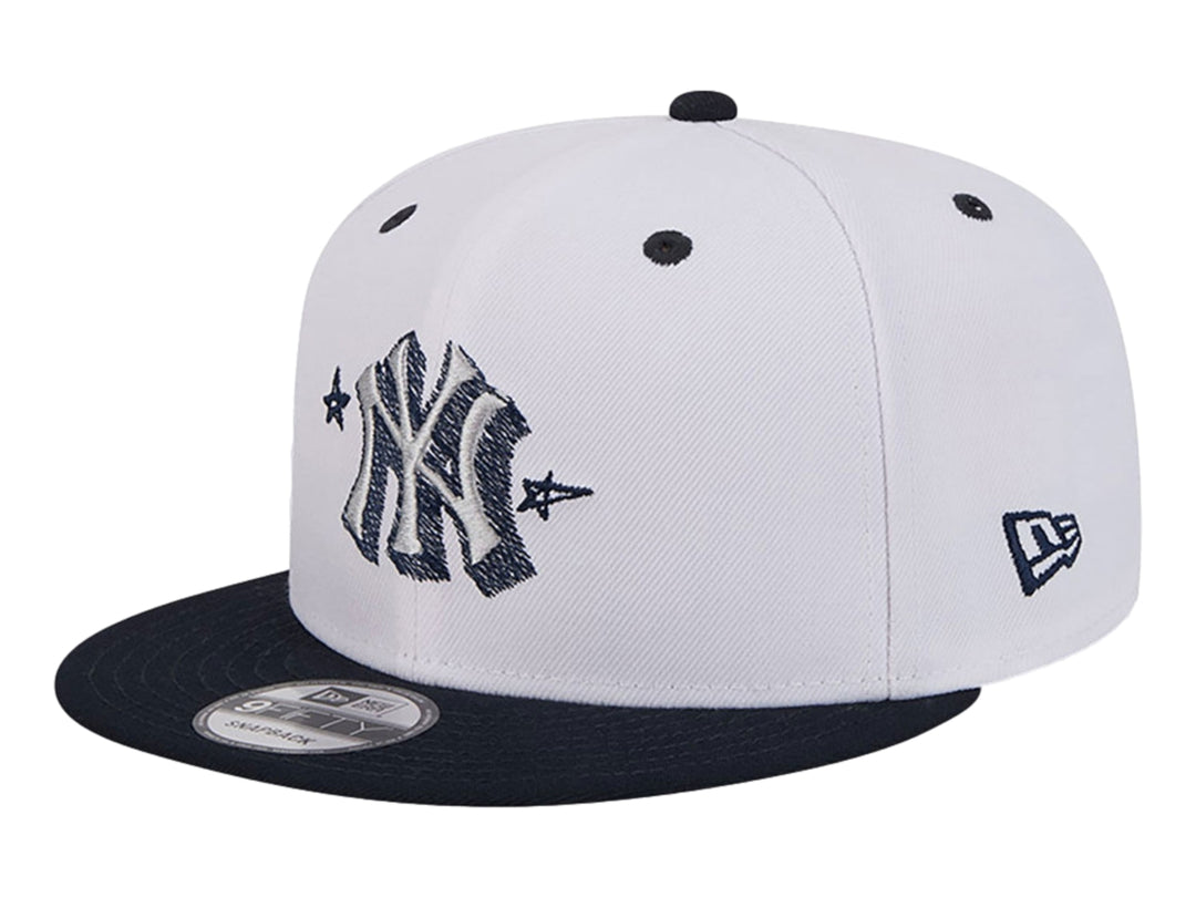 Gorra New Era blanca con visera azul marino y logo de los New York Yankees bordado al frente.