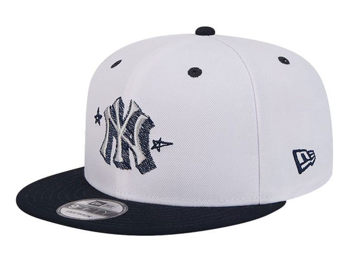 Gorra New Era blanca con visera azul marino y logo de los New York Yankees bordado al frente.