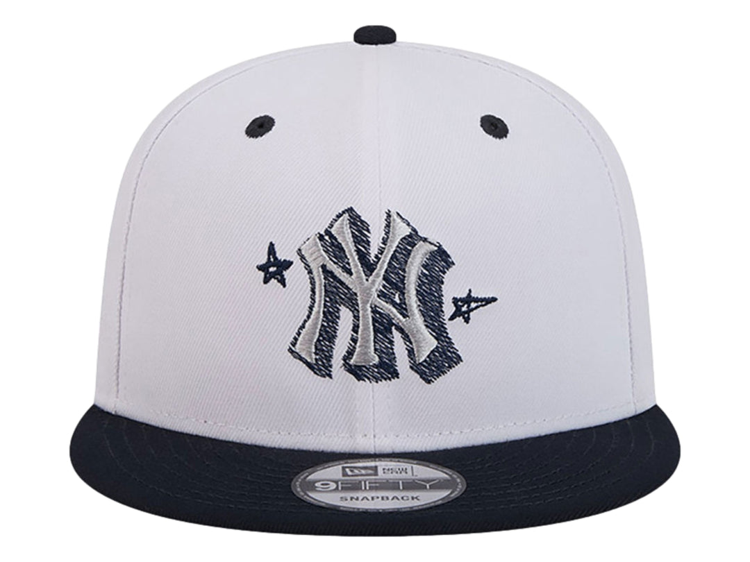 Gorra New Era blanca con visera azul marino y logo de los New York Yankees bordado al frente.