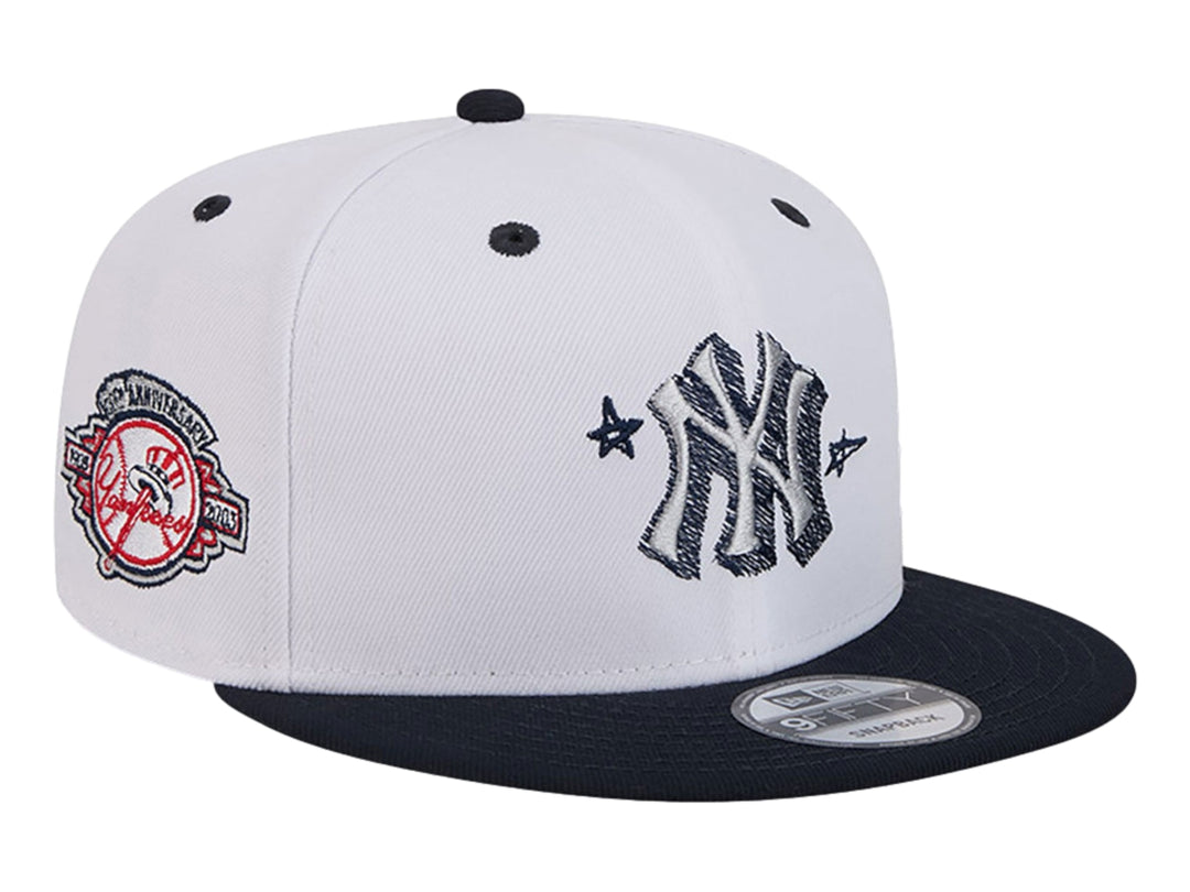 Gorra New Era blanca con visera azul marino y logo de los New York Yankees bordado al frente.