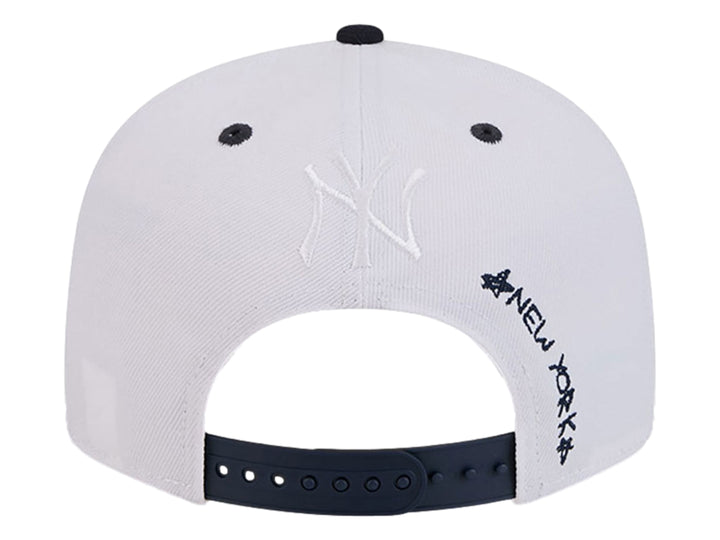 Gorra New Era blanca con visera azul marino y logo de los New York Yankees bordado al frente.