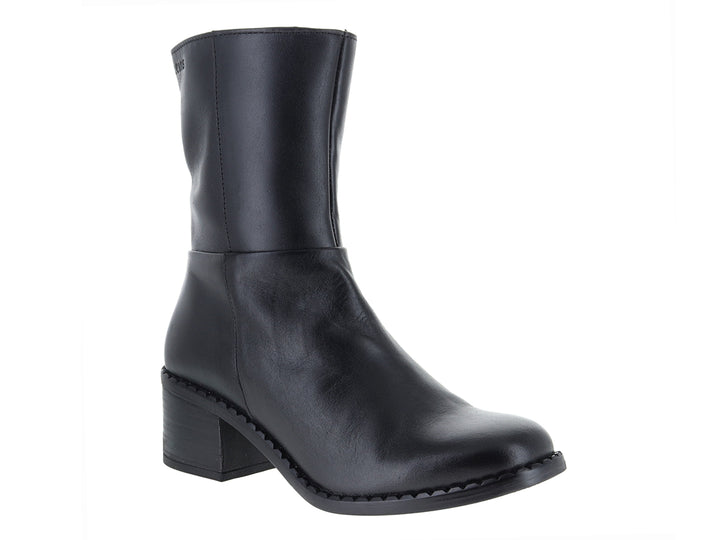 Bota negra de material sintético con tacón cuadrado y diseño liso.