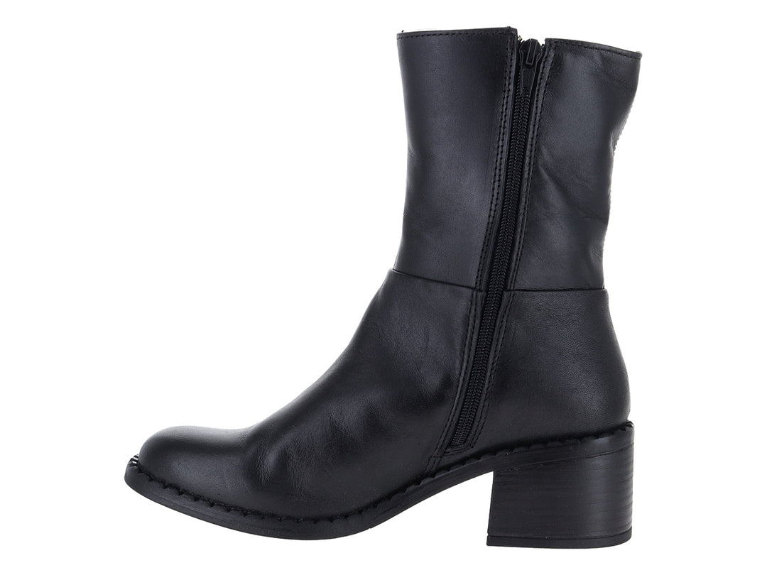 Bota negra de material sintético con tacón cuadrado y diseño liso.