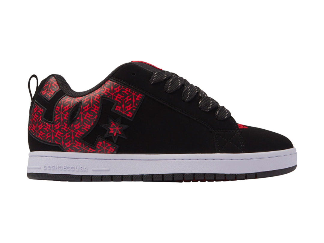 Tenis DC Shoes Court Graffik en color negro con detalles gráficos en rojo y suela blanca.