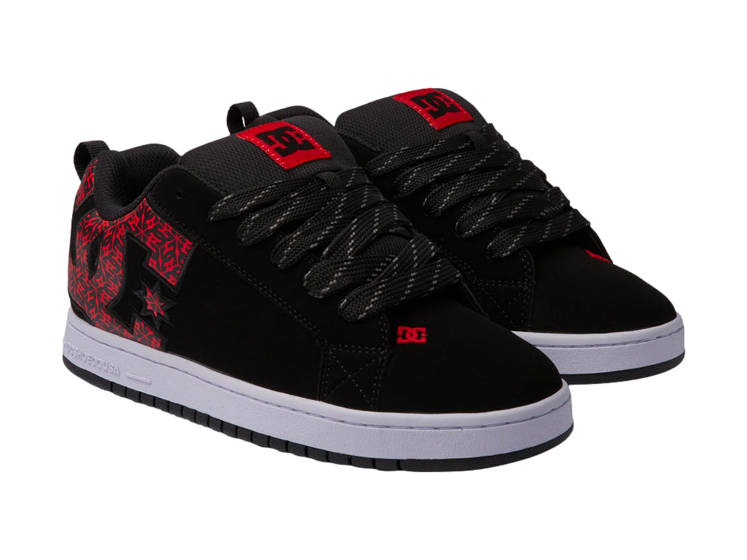 Tenis DC Shoes Court Graffik en color negro con detalles gráficos en rojo y suela blanca.