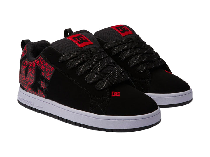 Tenis DC Shoes Court Graffik en color negro con detalles gráficos en rojo y suela blanca.