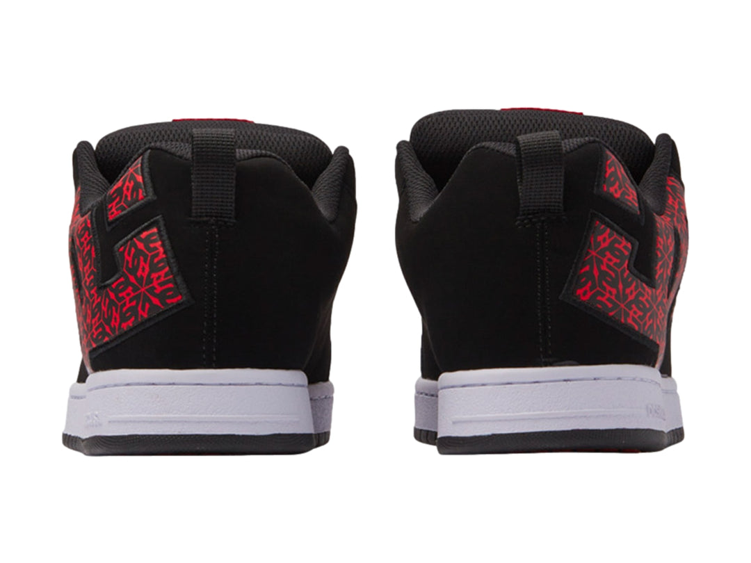 Tenis DC Shoes Court Graffik en color negro con detalles gráficos en rojo y suela blanca.