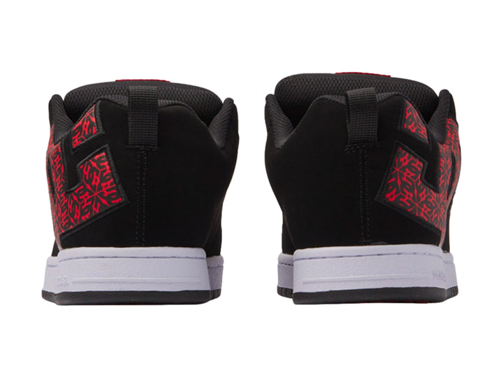 Tenis DC Shoes Court Graffik en color negro con detalles gráficos en rojo y suela blanca.