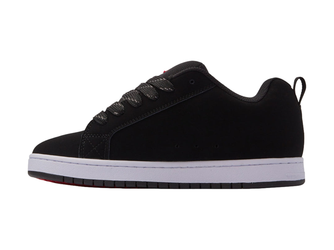 Tenis DC Shoes Court Graffik en color negro con detalles gráficos en rojo y suela blanca.