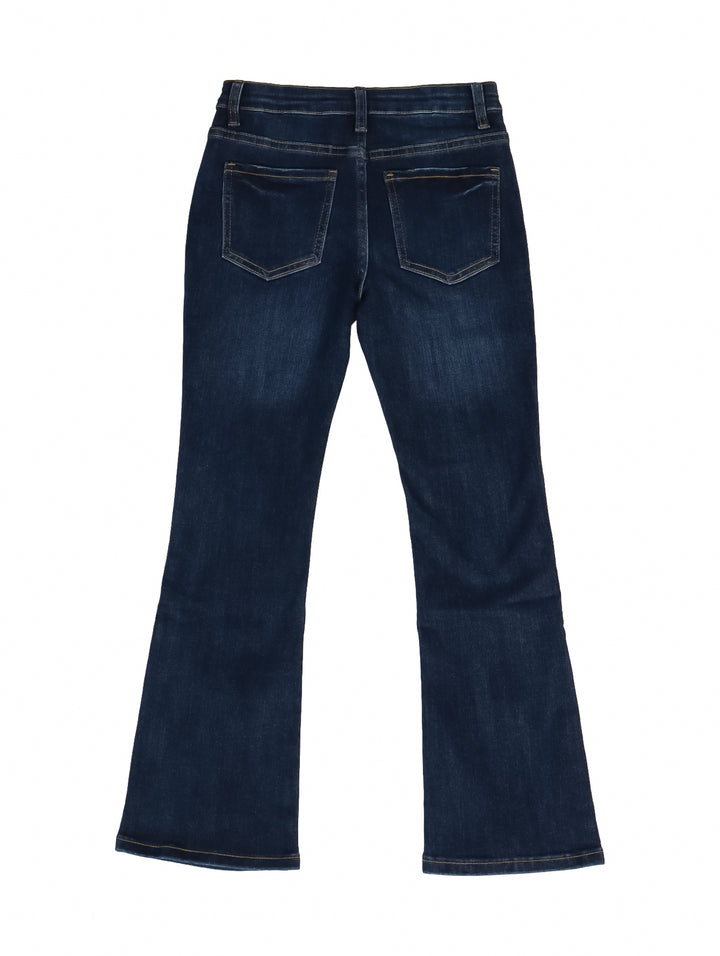 Jeans azul oscuro para niña con corte acampanado y efecto de lavado doble stone.