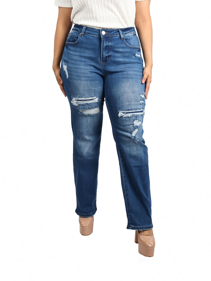 Pantalones jeans rectos color azul con detalles de destrucción en las piernas.