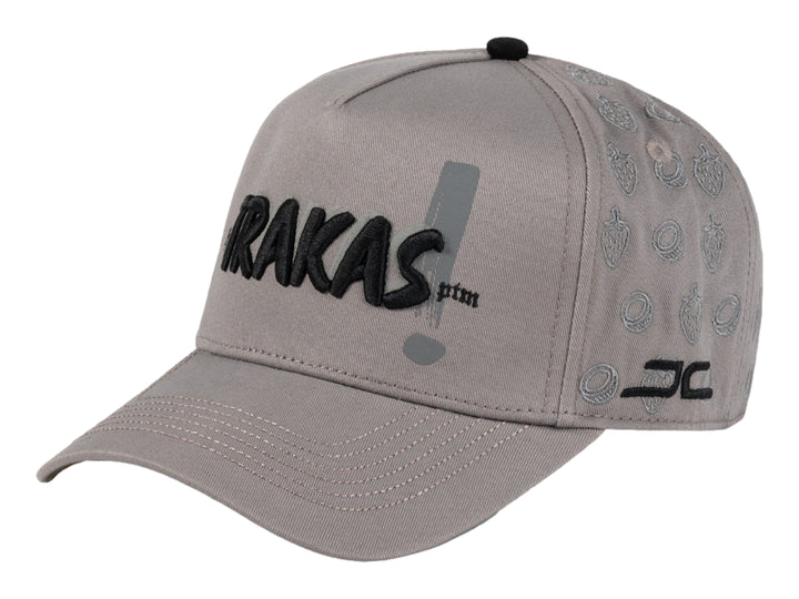 Gorra de color gris con bordado negro en el frente y visera curva.
