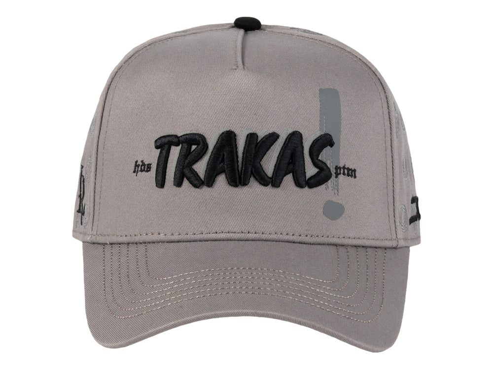 Gorra de color gris con bordado negro en el frente y visera curva.