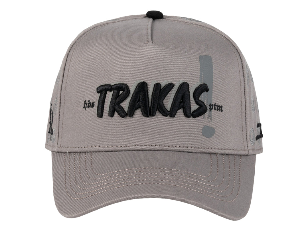 Gorra de color gris con bordado negro en el frente y visera curva.