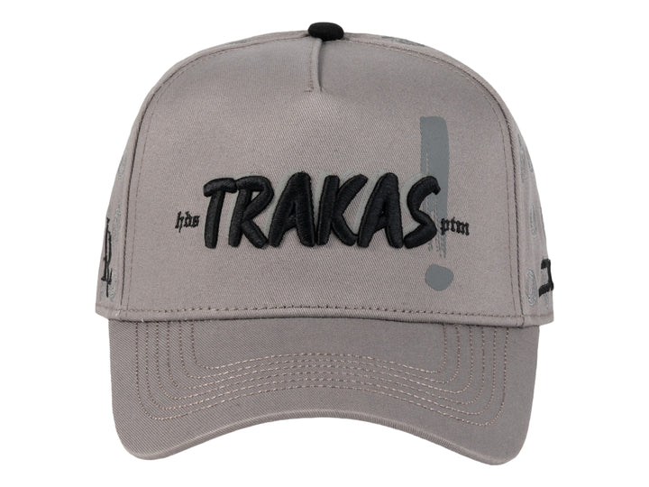 Gorra de color gris con bordado negro en el frente y visera curva.