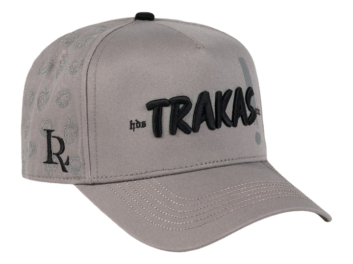 Gorra de color gris con bordado negro en el frente y visera curva.