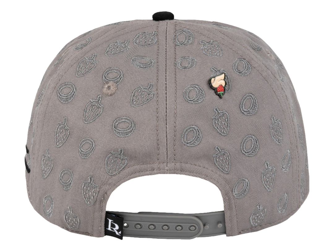 Gorra de color gris con bordado negro en el frente y visera curva.