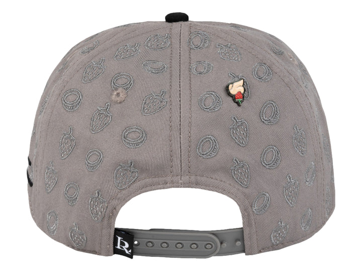 Gorra de color gris con bordado negro en el frente y visera curva.