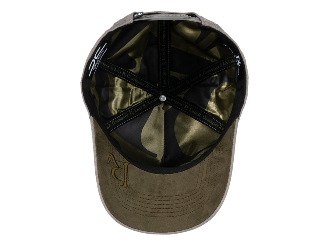 Gorra de color gris con bordado negro en el frente y visera curva.