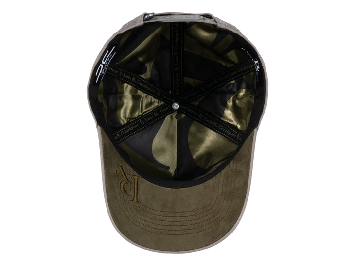 Gorra de color gris con bordado negro en el frente y visera curva.