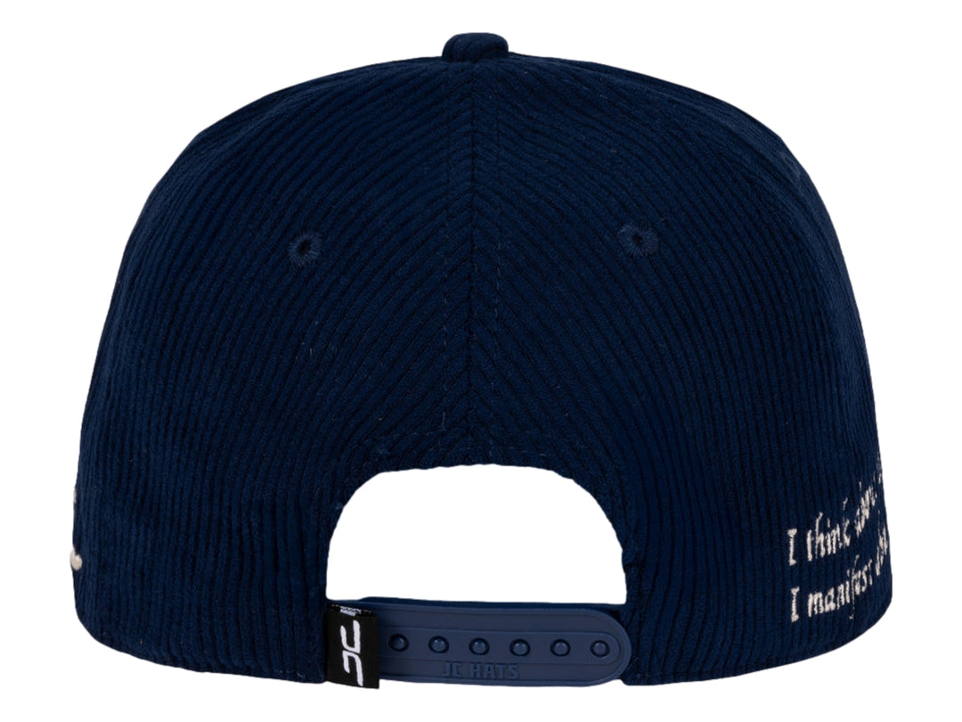 Gorra snapback color navy con texto bordado en blanco &