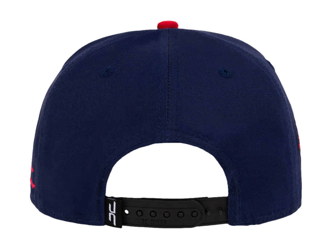 Gorra snapback azul con visera negra y parches decorativos de gato sandía y diseño floral.