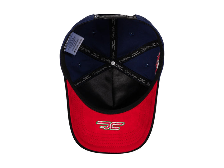 Gorra snapback azul con visera negra y parches decorativos de gato sandía y diseño floral.