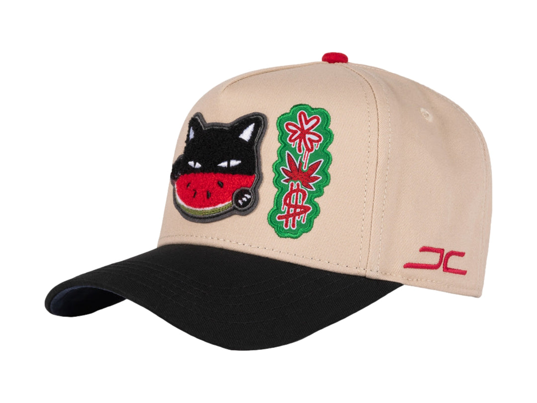 Gorra snapback color beige con visera negra, decorada con un parche de gato comiendo sandía y detalles en rojo.