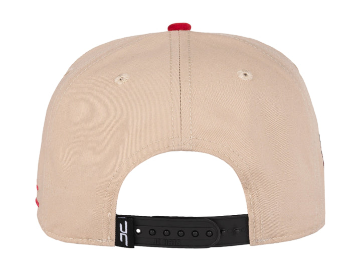 Gorra snapback color beige con visera negra, decorada con un parche de gato comiendo sandía y detalles en rojo.