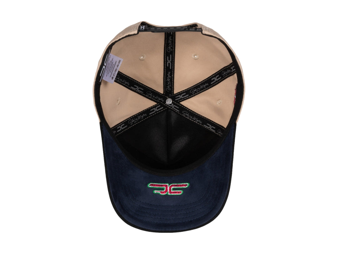 Gorra snapback color beige con visera negra, decorada con un parche de gato comiendo sandía y detalles en rojo.