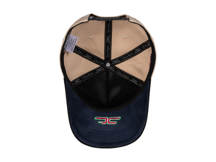 Gorra snapback color beige con visera negra, decorada con un parche de gato comiendo sandía y detalles en rojo.