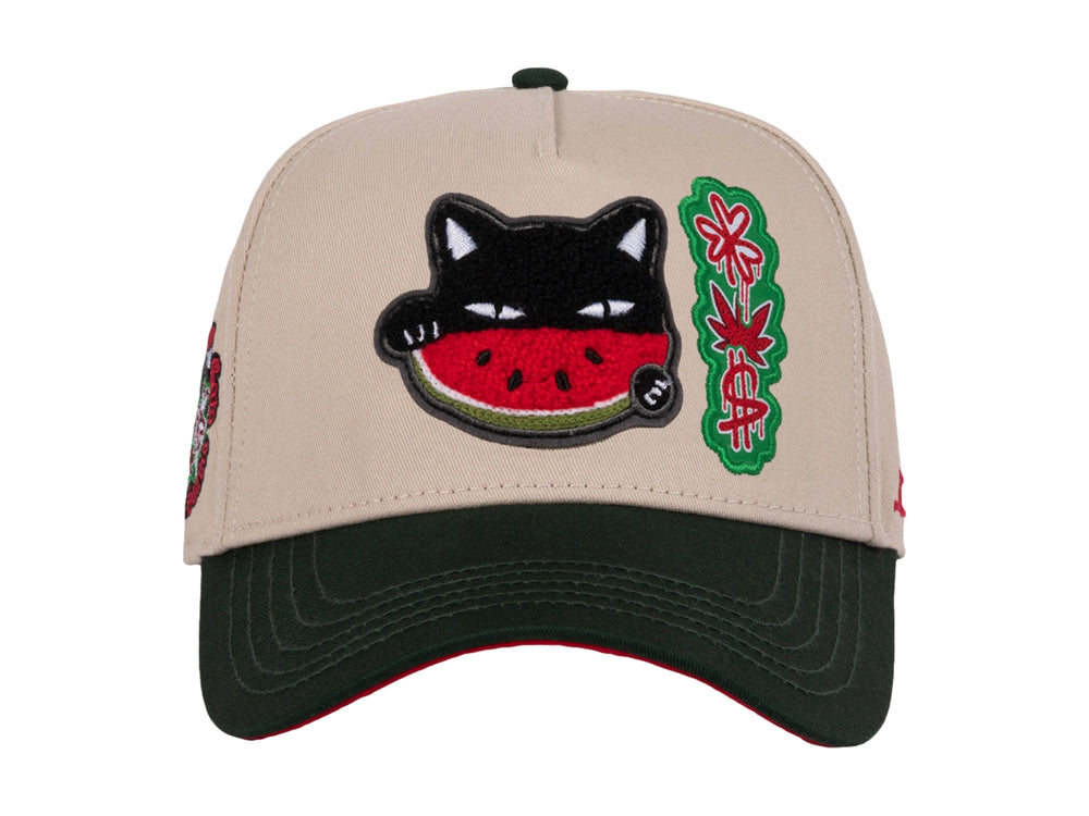 Gorra snapback color beige con visera verde y un parche bordado de un gato comiendo sandía en el frente.