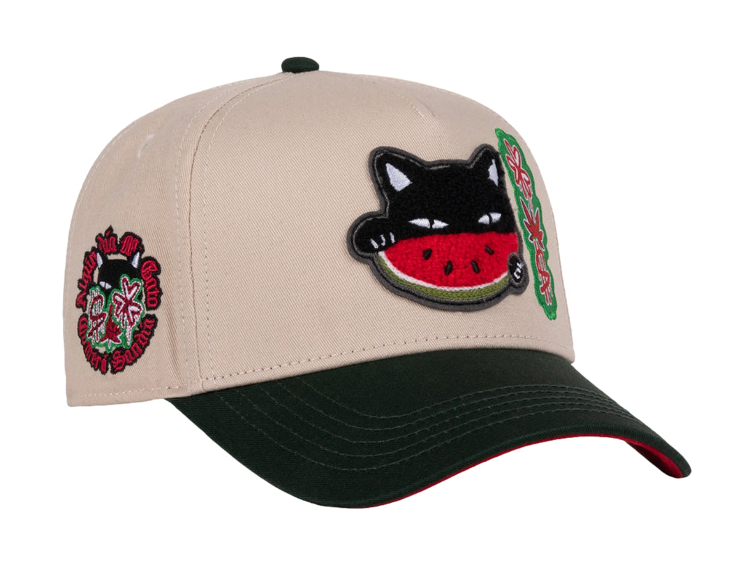 Gorra snapback color beige con visera verde y un parche bordado de un gato comiendo sandía en el frente.