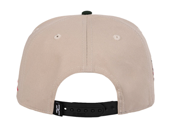 Gorra snapback color beige con visera verde y un parche bordado de un gato comiendo sandía en el frente.